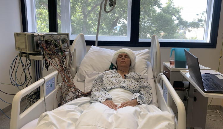 Zákeřnou epilepsii může vyřešit operace. V Brně zkoušejí také vliv hudby