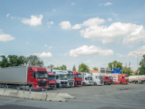 Na dálnicích chybí přes 2000 parkovacích míst pro kamiony