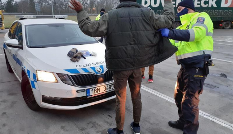 Cvičení se změnilo v zásah. Před policisty vyskákali z kamionu migranti