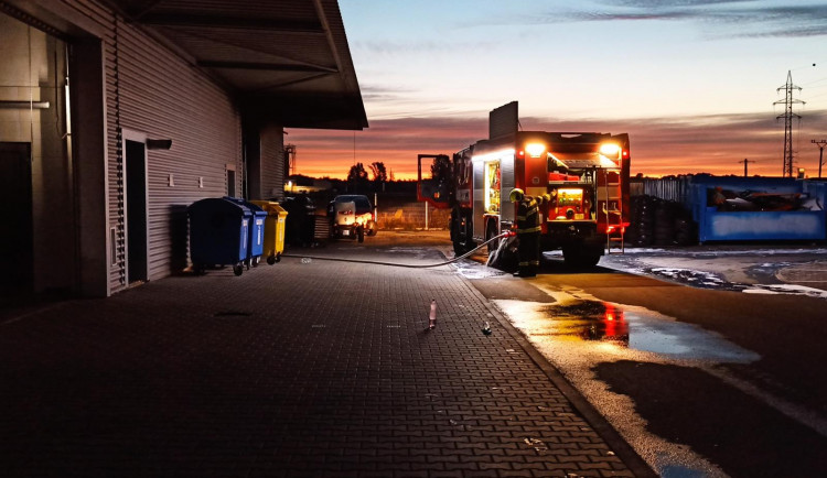 V průmyslové hale v Brně hořelo auto, škoda půjde do milionů