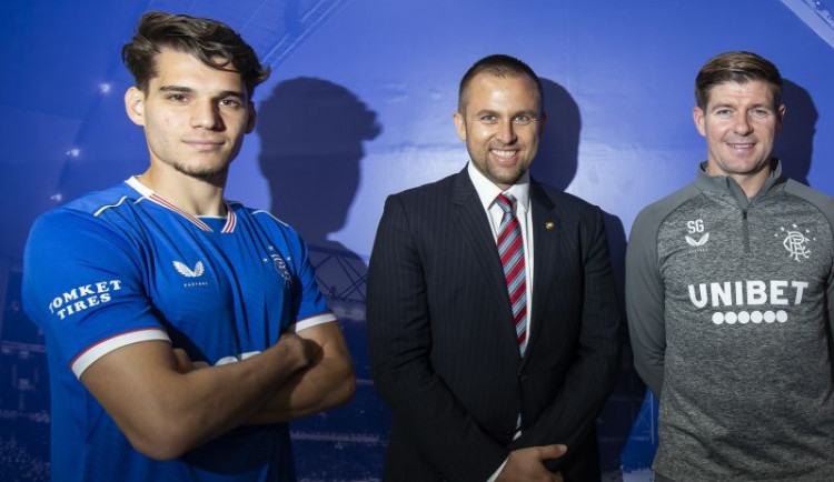 V červenci oznámil klub Rangers FC partnerství se značkou Tomket. Na fotografii je napravo od Radka Grilla (v obleku) trenér Steven Gerrard.