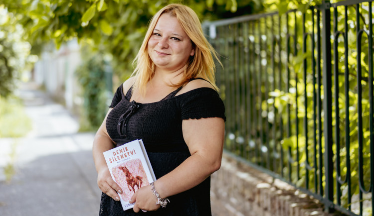 Pocit, že má člověk alkoholismus za sebou, je falešný, říká spisovatelka Veronika Saforková