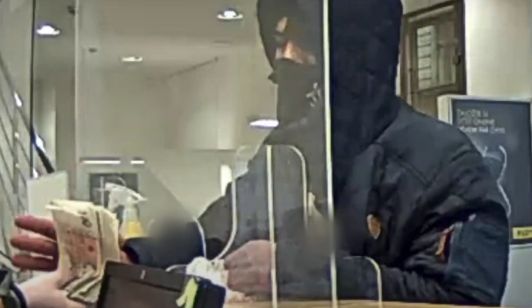 Policisté marně pátrají po lupiči z brněnské banky. Je velmi nebezpečný