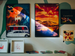 Beru jako zázrak, že si něco nakreslím a lidi si to chtějí pověsit na zeď, říká ilustrátor Luke Tomski