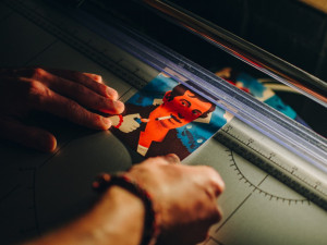 Beru jako zázrak, že si něco nakreslím a lidi si to chtějí pověsit na zeď, říká ilustrátor Luke Tomski