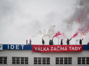 Krev v kašnách a protesty na střeše. Aktivisté brojí proti bezpečnostnímu veletrhu