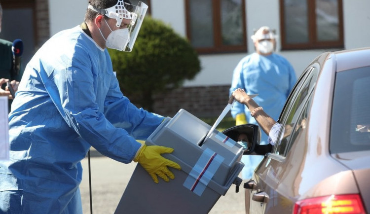 VOLBY 2021: Na jižní Moravě hlasovali lidé z aut, svůj hlas vhodilo do uren 185 voličů