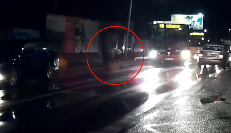 Řidič srazil na přechodu dítě, způsobil mu mnohačetná zranění a z místa ujel. Dítě čeká operace