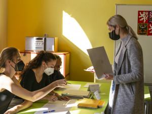 První volební den je u konce. Většina lídrů má odvoleno.