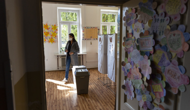 První volební den je u konce. Většina lídrů má odvoleno.