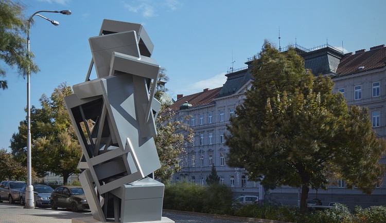 Ve Znojmě vyrostla socha připomínající věž z telefonních budek