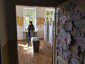 Volební místnosti se uzavřely. Začalo sčítání hlasů.