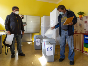 Volební místnosti se uzavřely. Začalo sčítání hlasů.