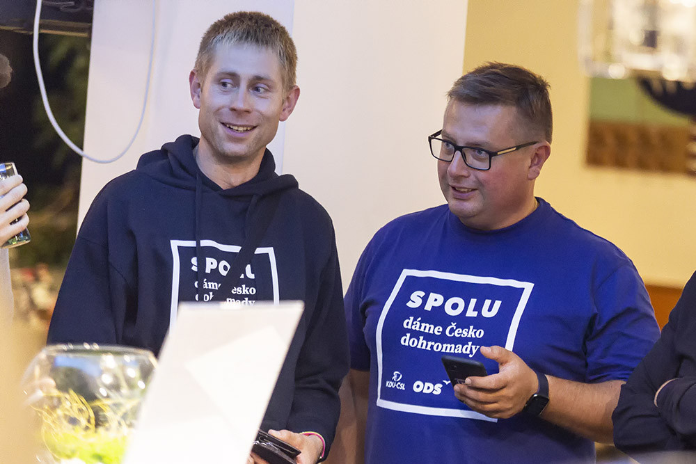 Martin Major ve volebním štábu SPOLU, vedle něj stranický kolega z ODS a olomoucký zastupitel Josef Kaštil (vlevo)