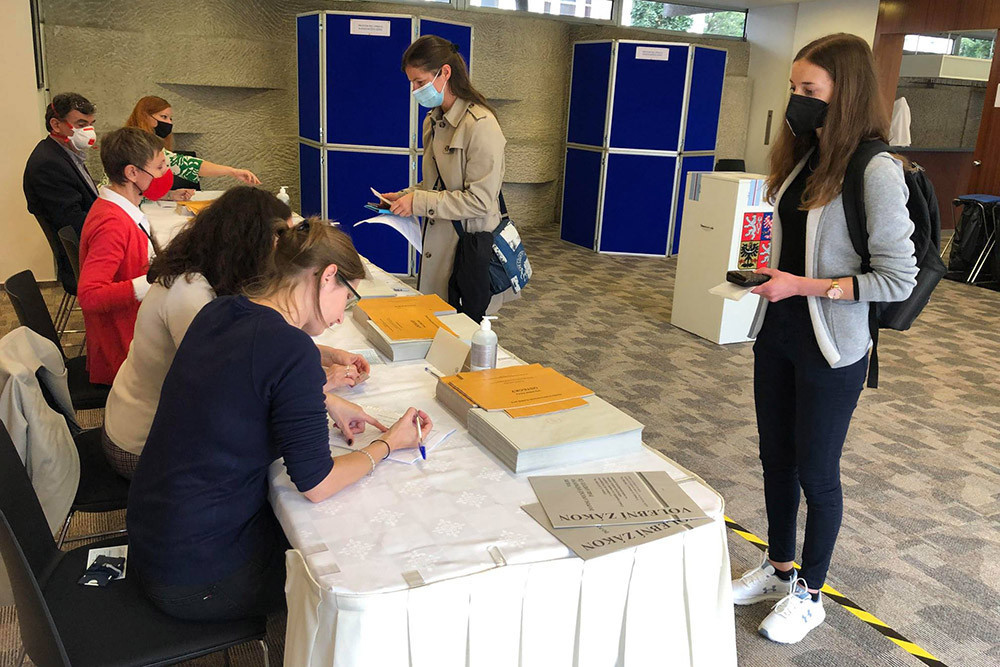 VOLBY 2021: K urně jsou to tisíce kilometrů. Češi v zahraničí by ocenili online variantu