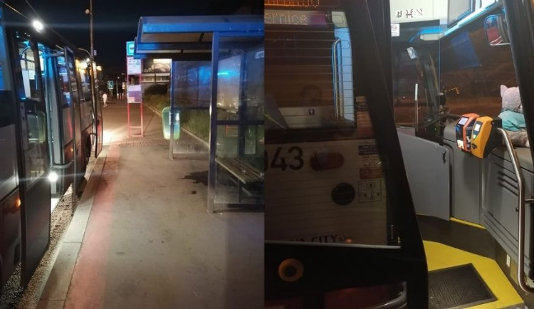 Řidička autobusu v Praze upozornila muže, aby si nasadil respirátor. Ten ji začal tahat za vlasy