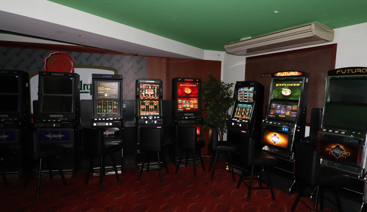 Celníci při razii v Liberci našli samopaly, automaty i hotovost