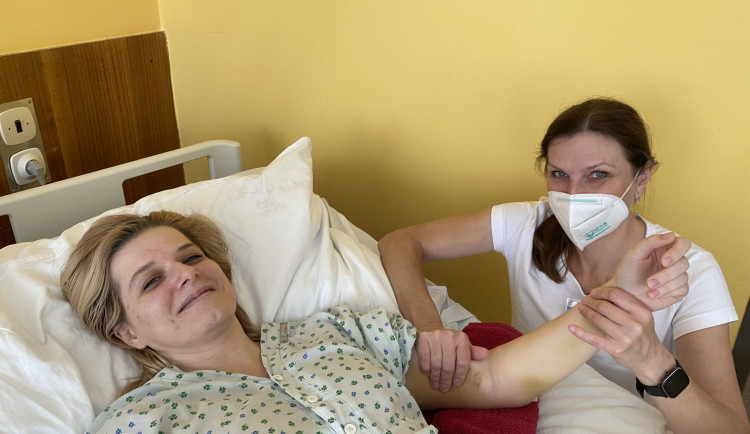 Nikde v republice jí nepomohli. Ve Znojmě Markétě zachránili nehybnou ruku