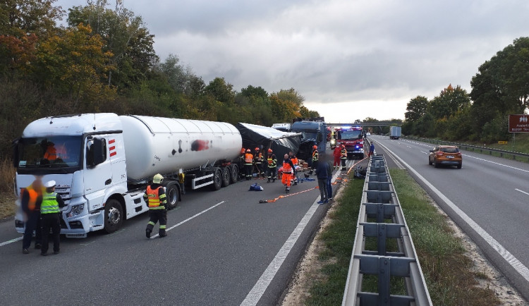 Dálnici D1 ve směru od Vyškova na Brno uzavřela nehoda tří kamionů