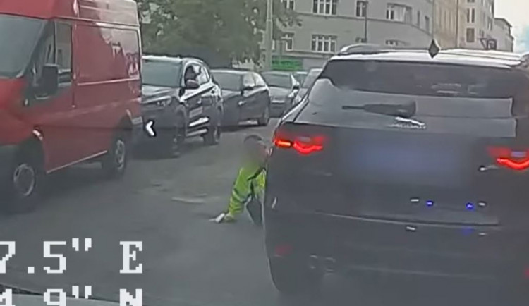 Řidič v Praze srazil strážníka. „Vstávej, ty simulante!“ křičel na něj z okýnka