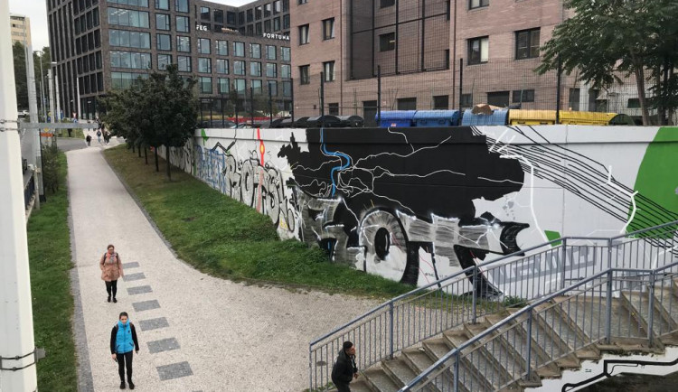 Nástěnnou malbu za 200 tisíc někdo přemaloval. Oprava údajně není řešení