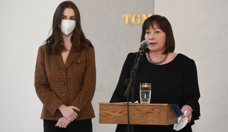 Zeman podle jeho manželky prochází léčbou, která si vyžádá čas.