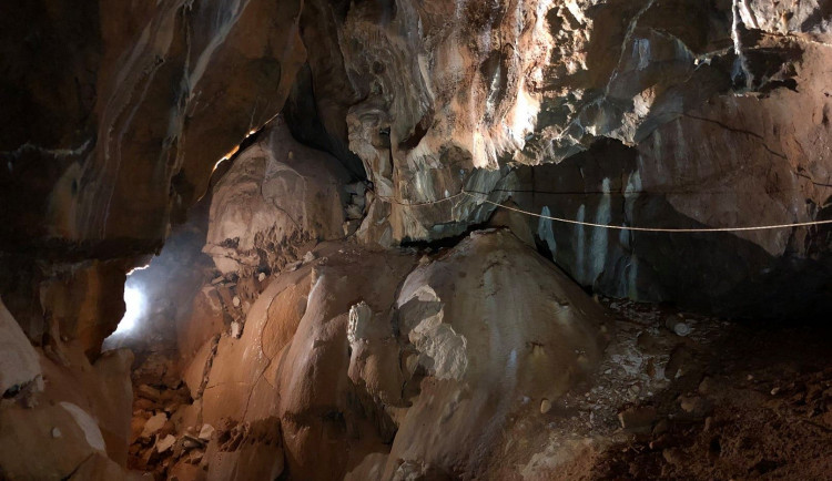 Jeskyňáři našli v Moravském krasu nové dómy plné krápníků