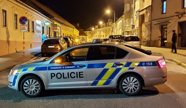Policisté v Brně pronásledovali autobus. Seděl v něm cizinec, který rozkopal zastávku