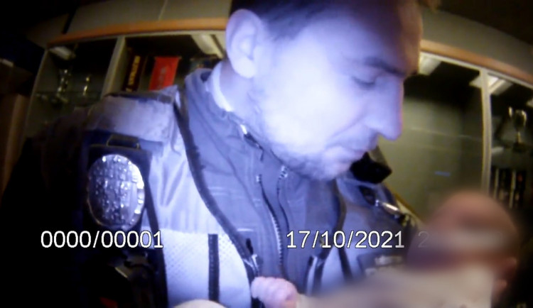 Strážníci v Brně našli střechu nad hlavou zoufalé mamince s kojencem. Bylo to dojemné, popisují