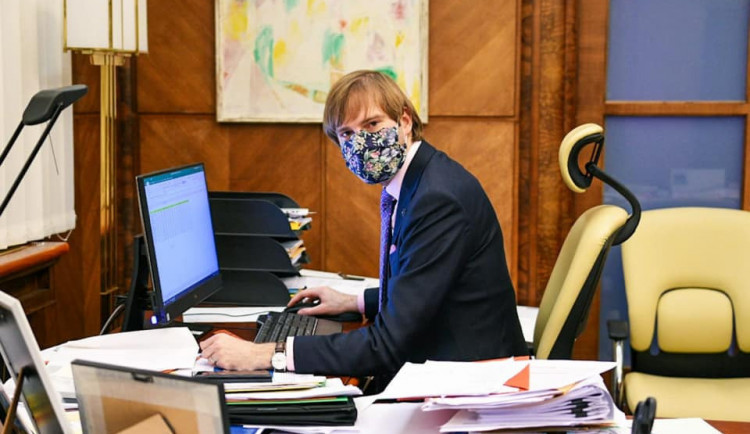 Vojtěch: Epidemie se vyvíjí podle rizikového scénáře, vláda musí reagovat