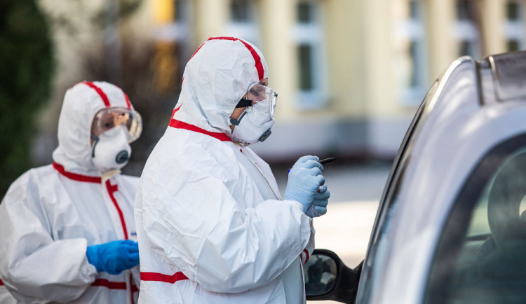 Šíření covidu v ČR dál zrychluje, hospitalizovaných je nejvíc od 26. května