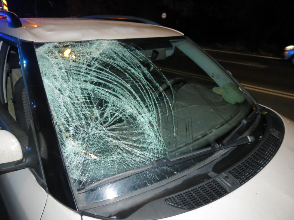 Cyklista nepřežil ranní nehodu v Hradci Králové. Po srážce s osobákem na místě zemřel