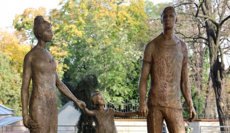 Sousoší Rodina před lety ustoupilo budování obchoďáku, dnes se vrátilo zpátky na místo