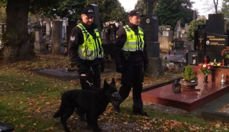 Blíží se Dušičky. Policie varuje před nebezpečími, která mohou číhat na návštěvníky hřbitovů