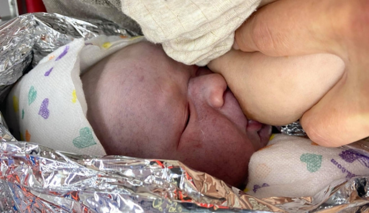 Záchranáři přivítali na svět dítě štěstěny. Oliver se narodil v neporušeném plodovém obalu