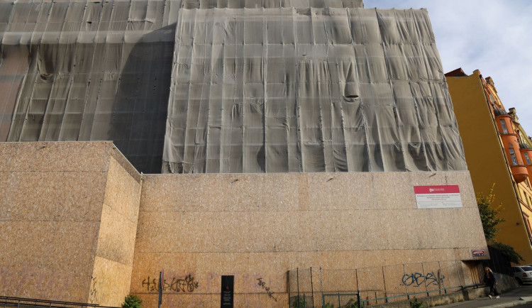 Budova na Žižkově je roky připravena k rekonstrukci. Ministerstvo slíbilo peníze na opravu, teď dává ruce pryč