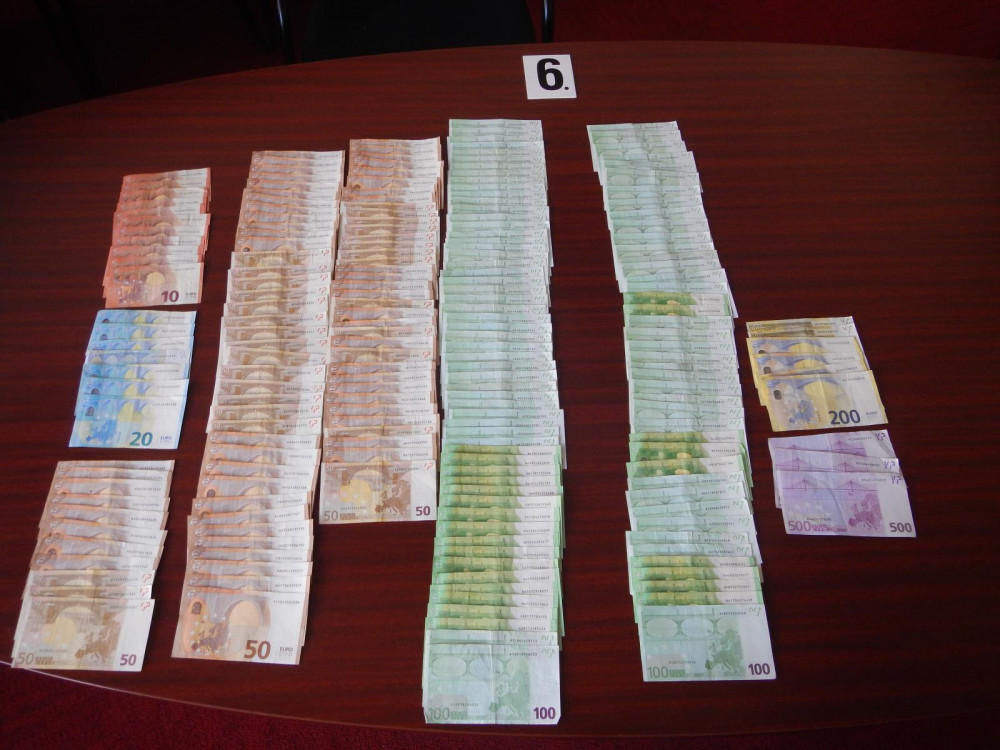 Organizovaný zločin v Brně: Kriminalisté našli miliony korun i střelné zbraně