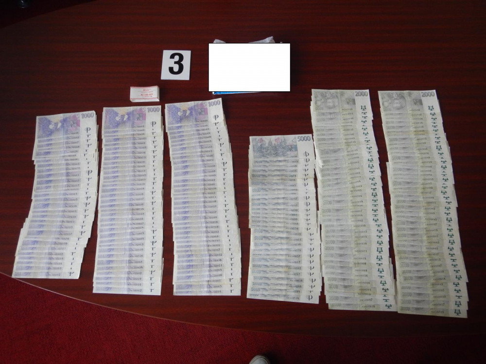 Organizovaný zločin v Brně: Kriminalisté našli miliony korun i střelné zbraně