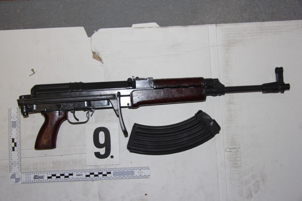 Organizovaný zločin v Brně: Kriminalisté našli miliony korun i střelné zbraně