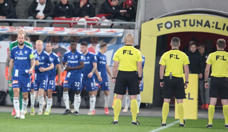 Fanoušci Slavie napadli po zápase klubové auto Olomouce. Jeden člověk skončil v nemocnici