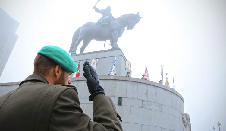 Pieta na Vítkově připomněla výročí vzniku státu, kvůli mlze nevzlétly gripeny.