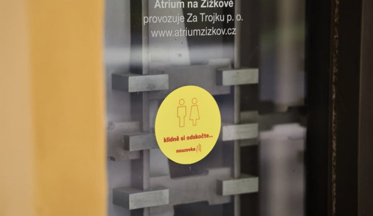 Klidně si odskočte v baru nebo restauraci. Praha 3 spustila síť veřejných toalet Nouzovka
