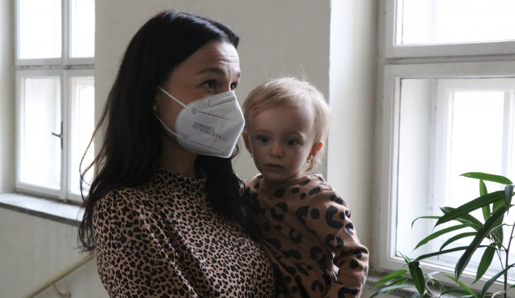 Předčasně narozeným dětem v brněnské porodnici kontakt nechybí. Maminky o ně pečují denně