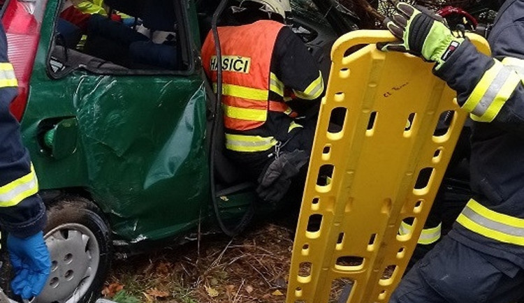 Auto narazilo do stromu. Pro zraněného musel vrtulník
