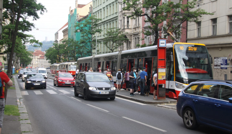 Řidič, který autem srazil mladého muže a z místa ujel, se přihlásil na policii