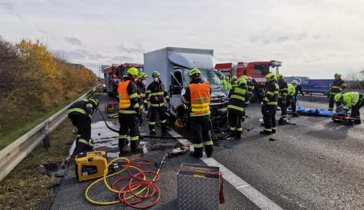 U vážné nehody na D1 zasahoval i vrtulník. Řidič utrpěl mnohačetná zranění, je v umělém spánku