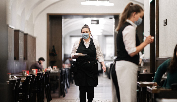 Hygienici a policisté vyrážejí na kontroly. Restauratéři musejí dohlížet na bezinfekčnost