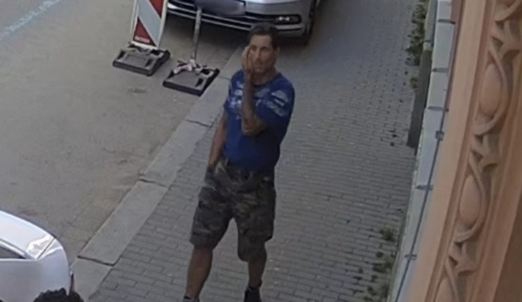 Muž v Brně prohodil oknem auta kus betonu. Odnesl si deset tisíc korun