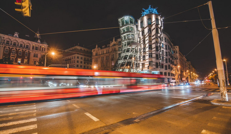 Auto v centru Prahy srazilo seniora. Ten střet nepřežil