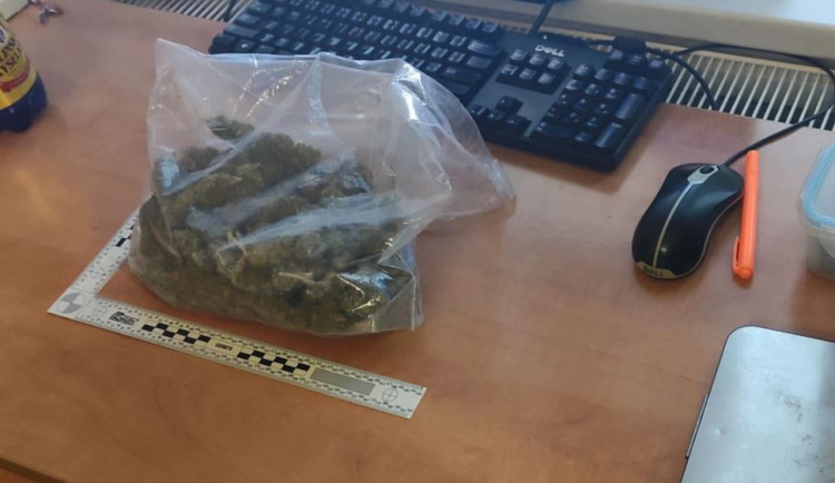 Policisté našli u muže v autě dvě stě gramů marihuany. Hrozí mu dva roky ve vězení